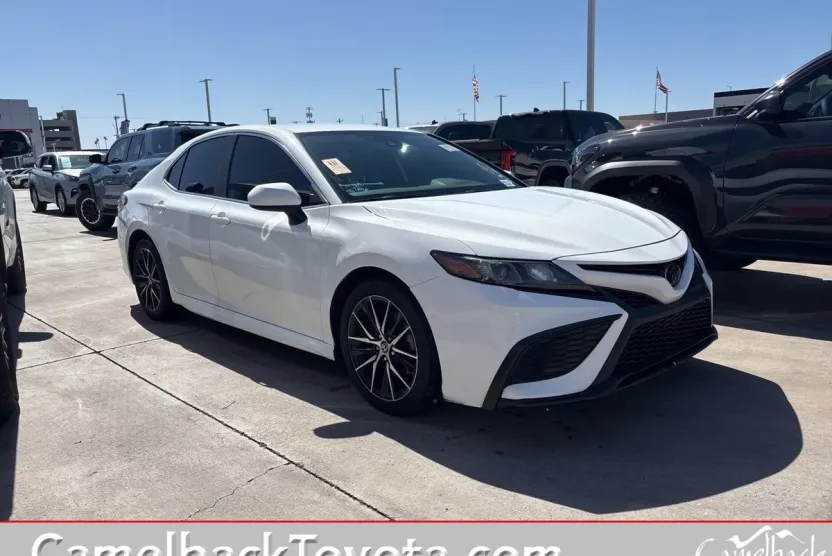 2021 Toyota Camry SE photo 1