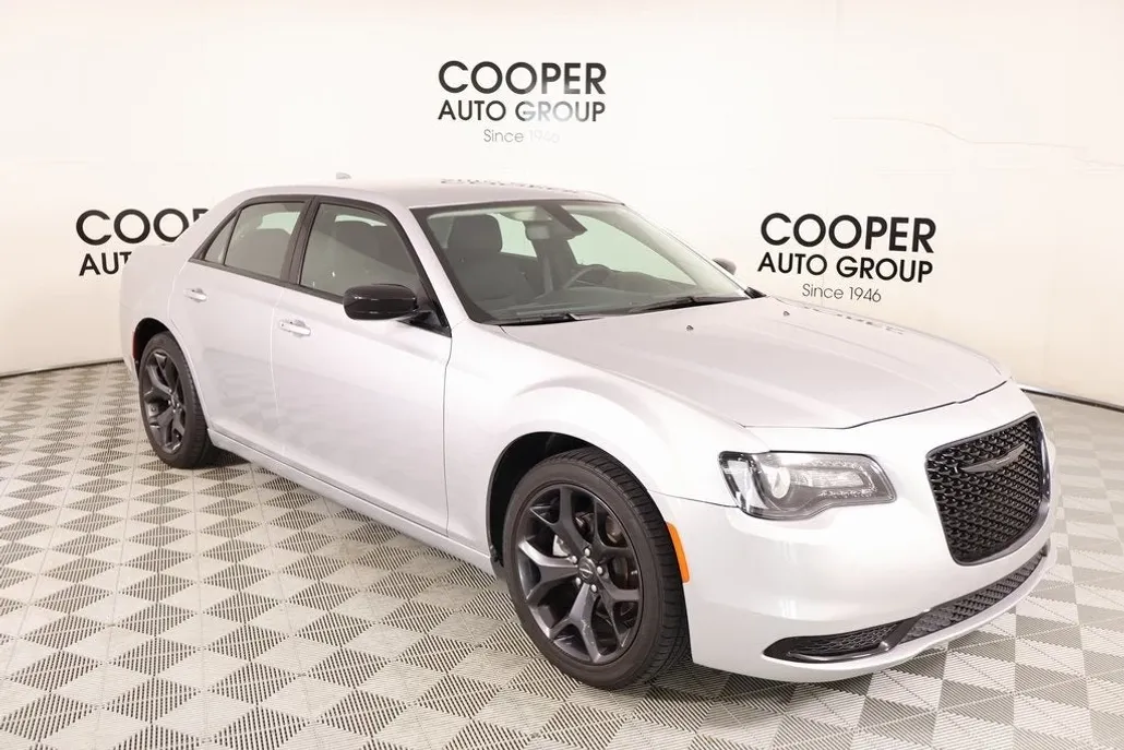 2023 Chrysler 300 Touring photo 1