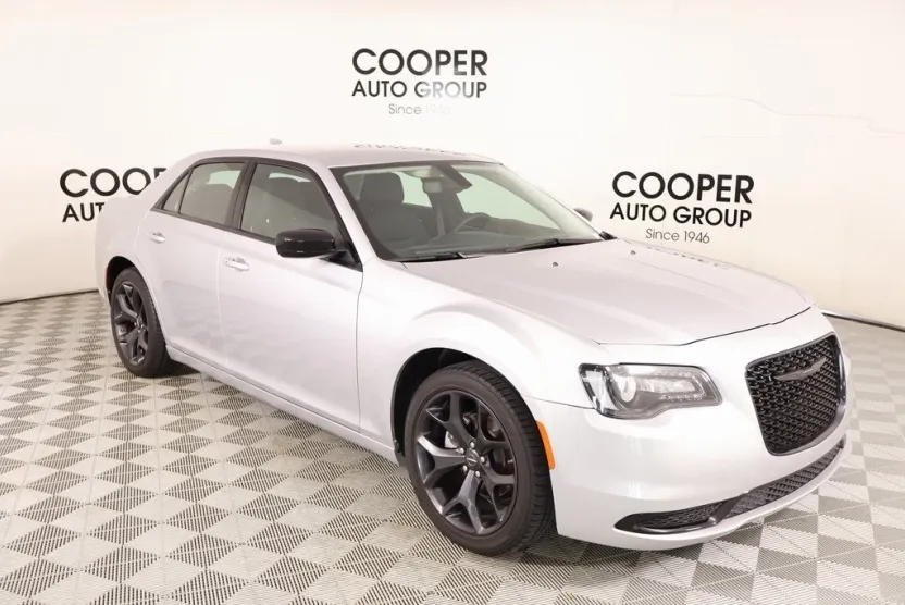 2023 Chrysler 300 Touring photo 1