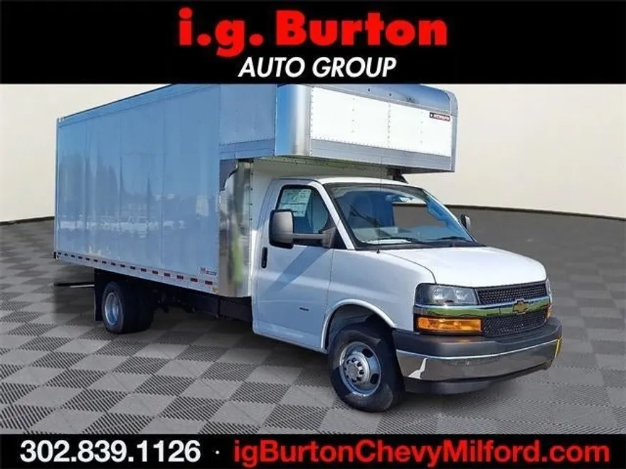 2025 Chevrolet Express Cutaway 3500 Base photo 1