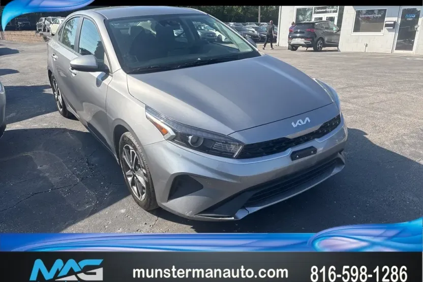 2023 Kia Forte LXS photo 1