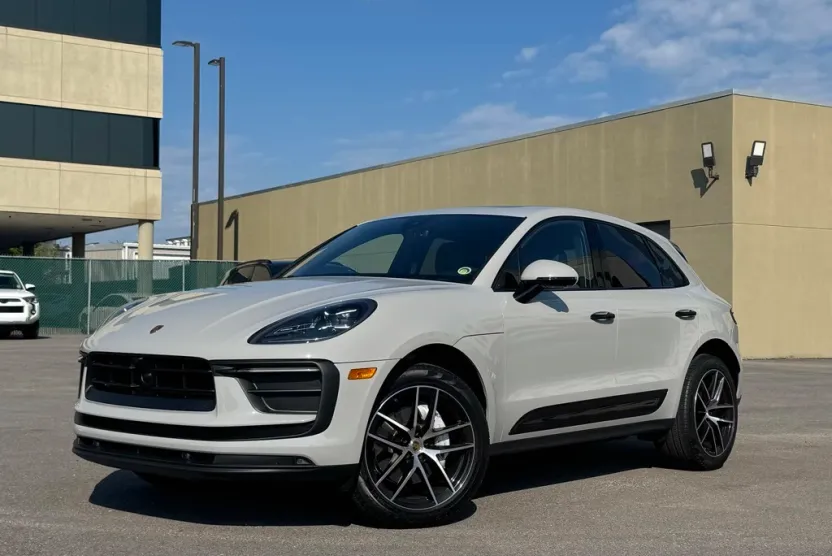 2023 Porsche Macan T photo 1