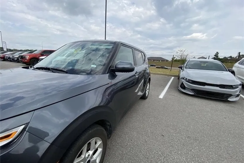 2022 Kia Soul LX photo 1