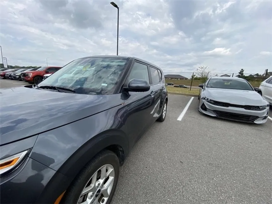 2022 Kia Soul LX photo 1