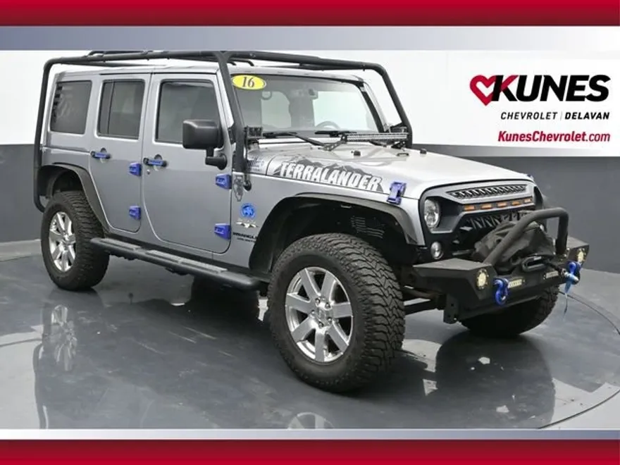 2016 Jeep Wrangler Unlimited Sahara photo 1
