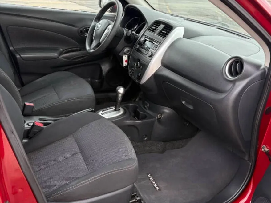 2017 Nissan Versa 1.6 SV photo 1