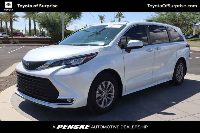 2022 Toyota Sienna XLE photo 1