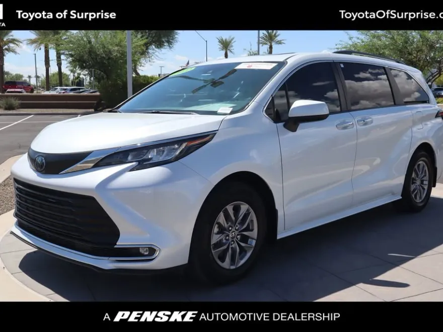 2022 Toyota Sienna XLE photo 1