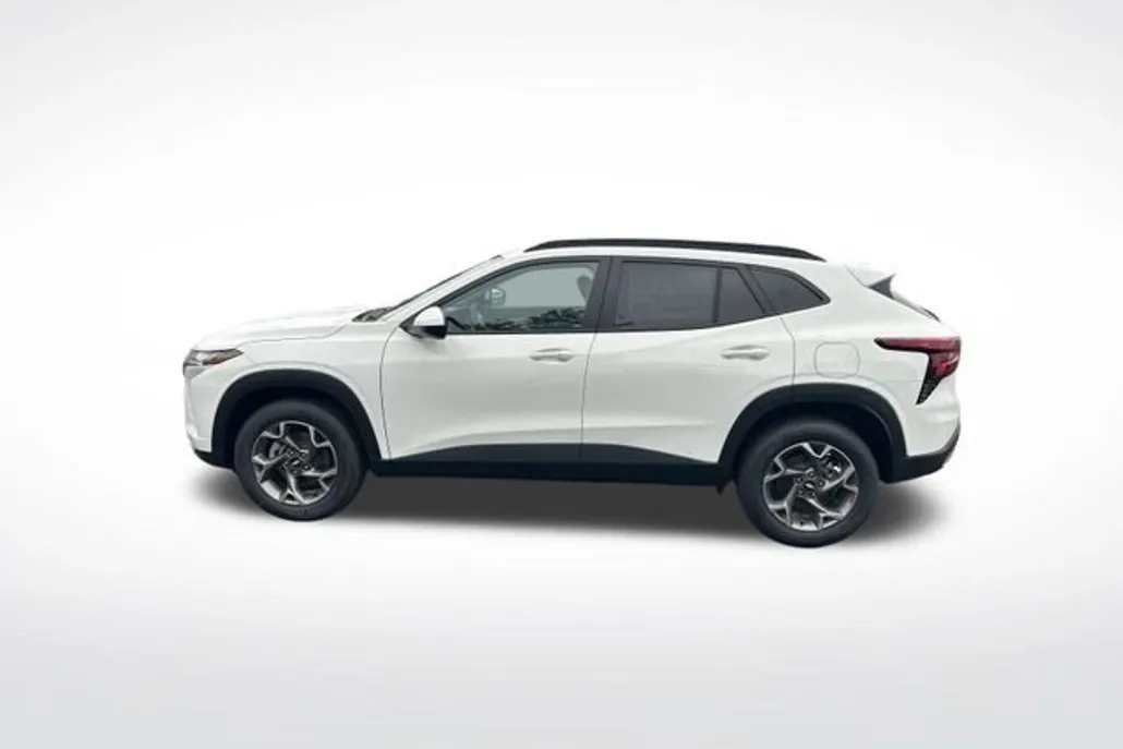 2025 Chevrolet Trax LT photo 1