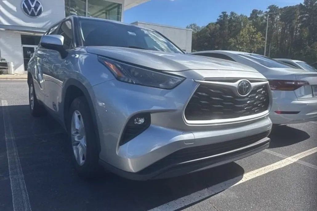 2023 Toyota Highlander LE photo 1