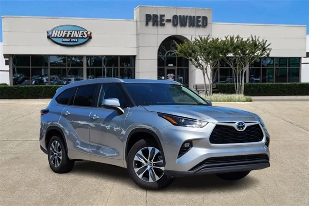 2024 Toyota Highlander LE photo 1