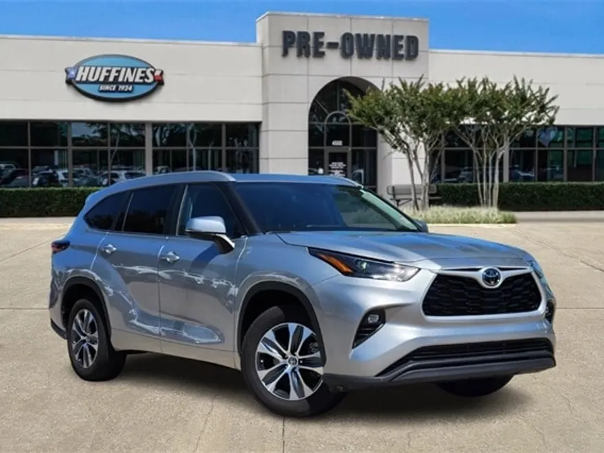2024 Toyota Highlander LE photo 1
