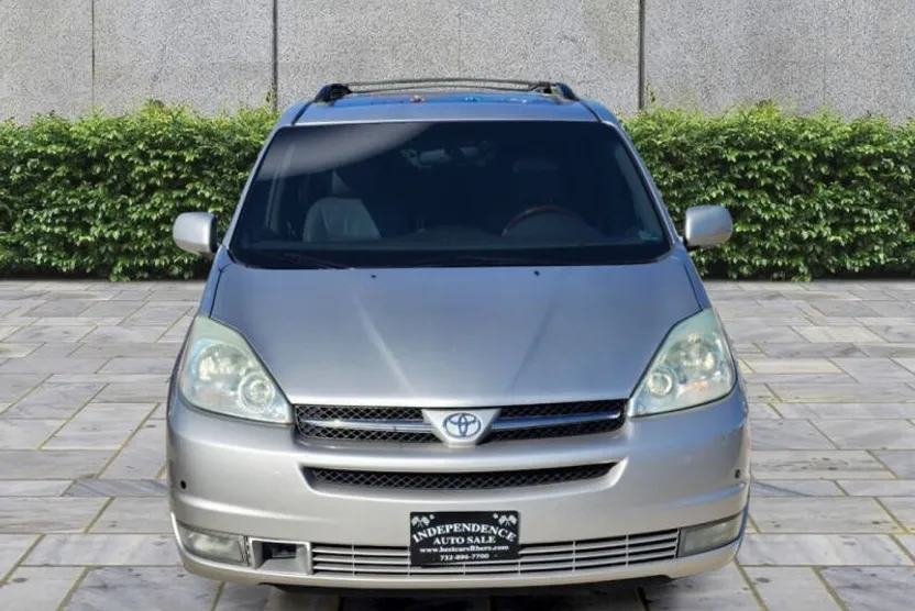 2004 Toyota Sienna XLE photo 1