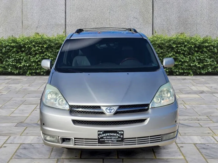 2004 Toyota Sienna XLE photo 1