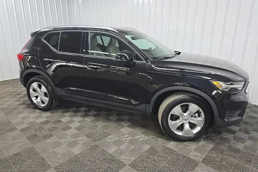 2022 Volvo XC40 Momentum photo 1