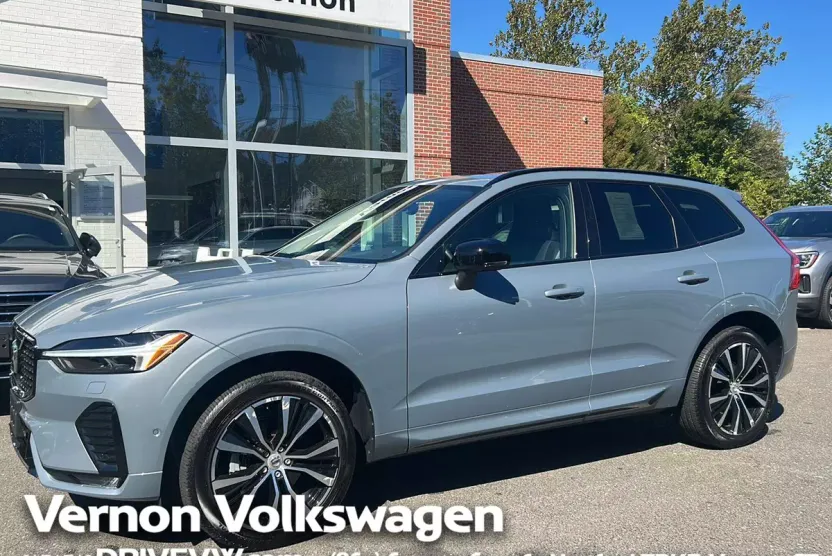 2024 Volvo XC60 Plus photo 1