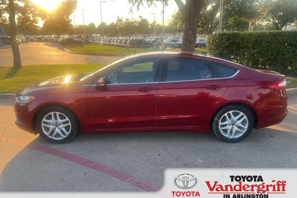2016 Ford Fusion SE photo 1