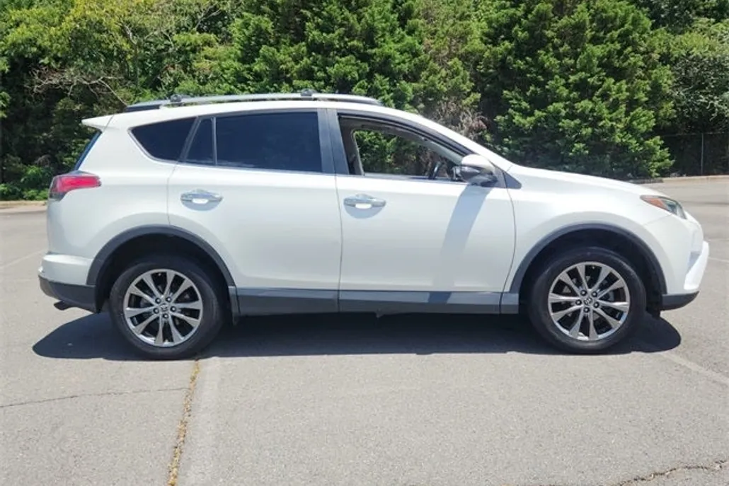 2018 Toyota RAV4 Limited photo 1