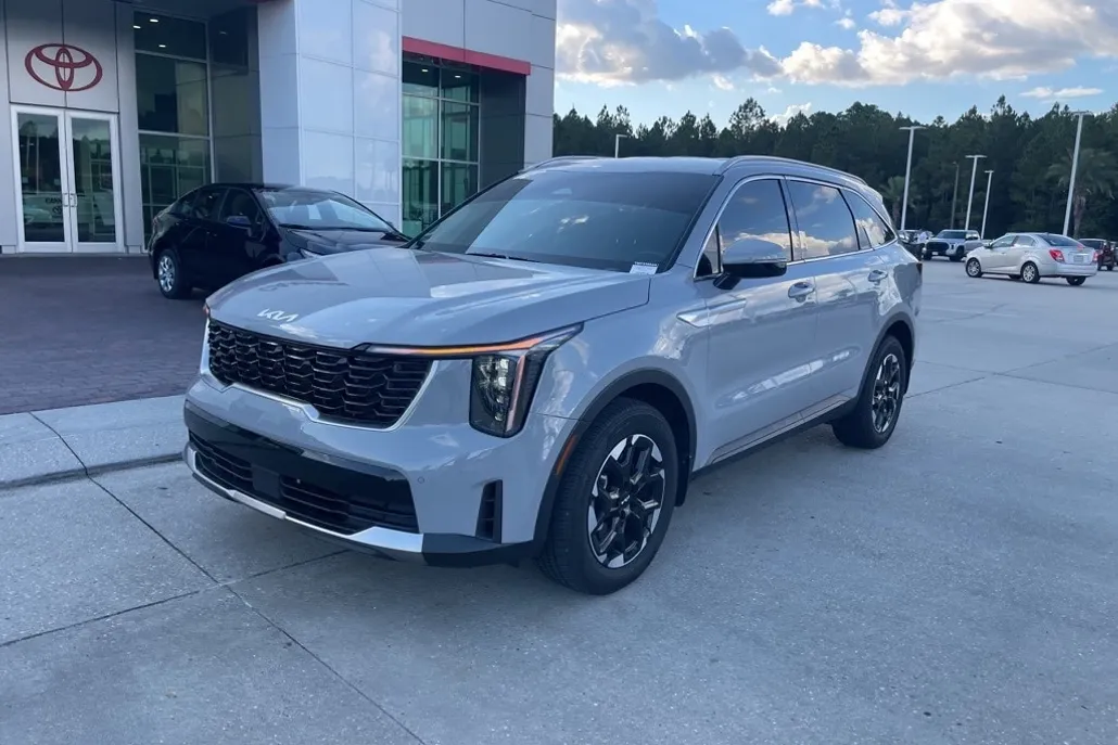 2025 Kia Sorento S photo 1