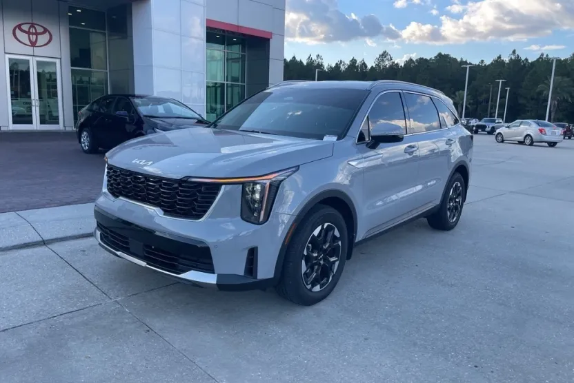 2025 Kia Sorento S photo 1