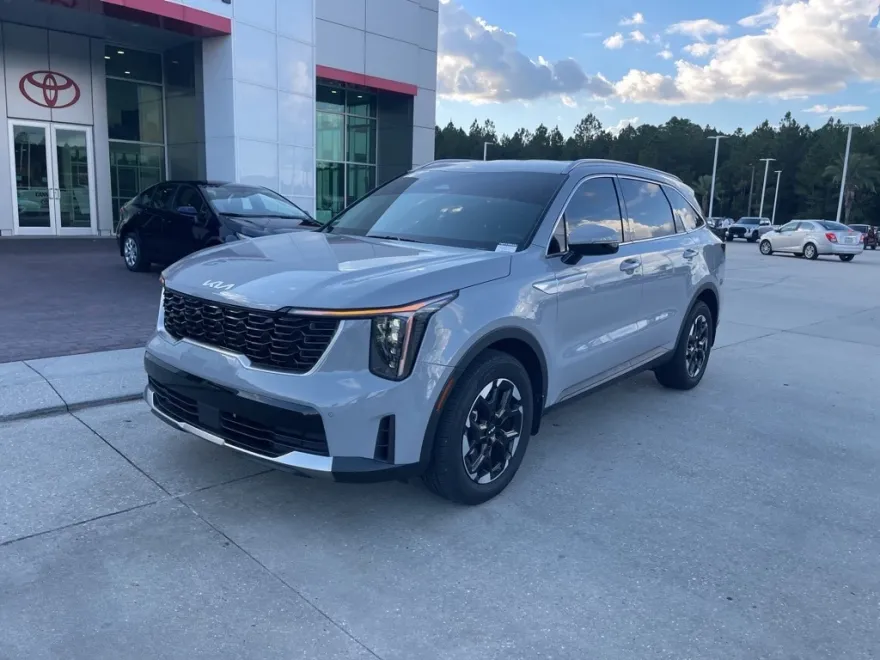 2025 Kia Sorento S photo 1