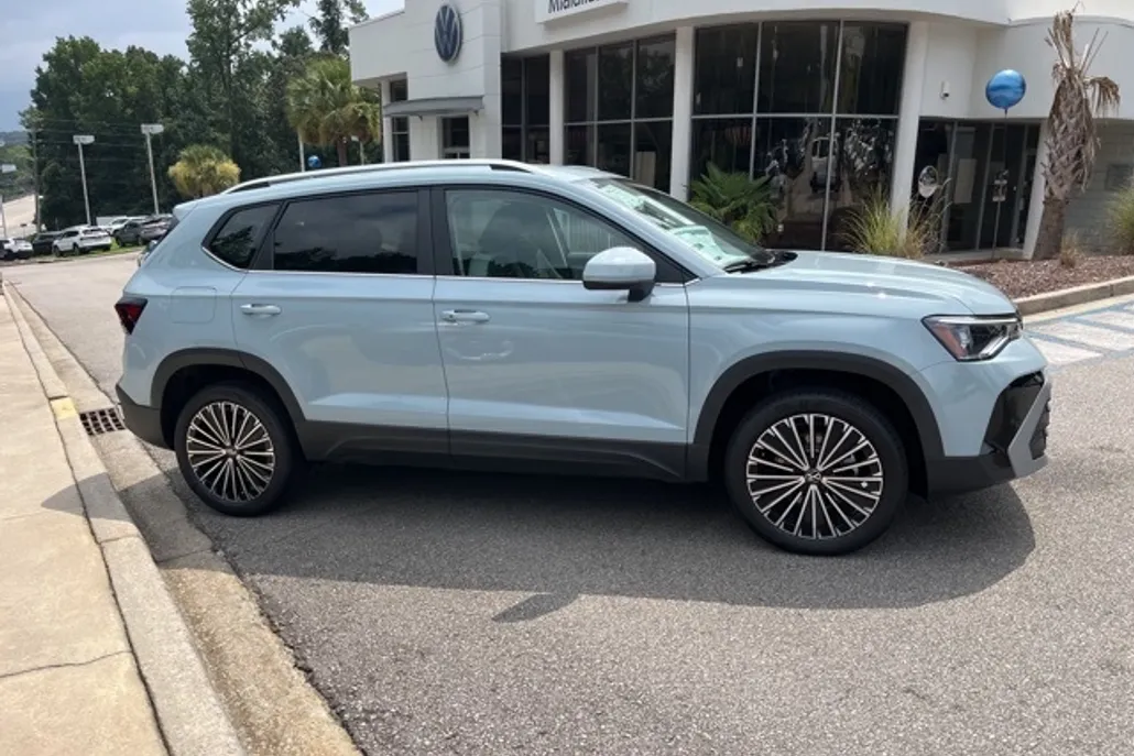 2025 Volkswagen Taos SE photo 1