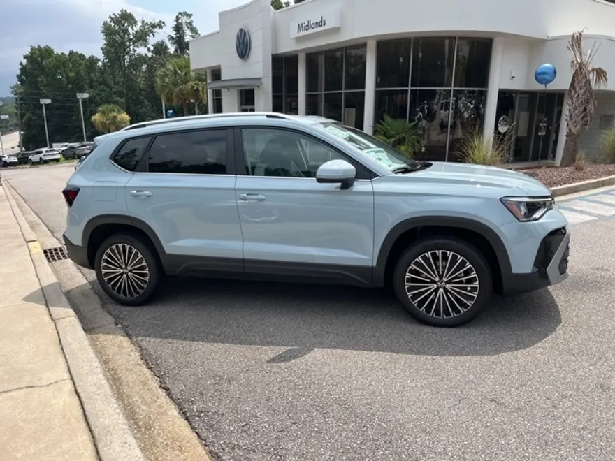 2025 Volkswagen Taos SE photo 1