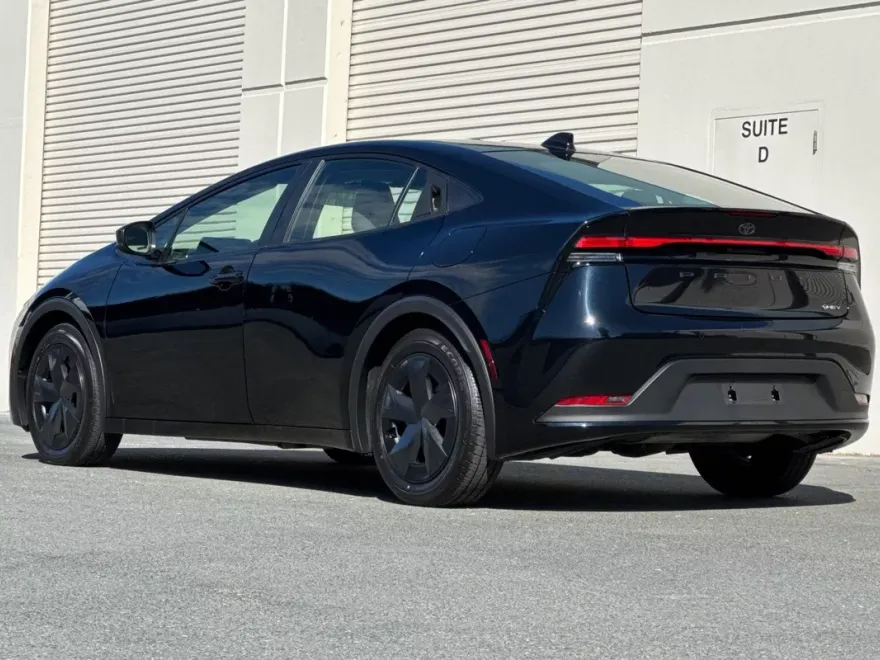 2025 Toyota Prius LE photo 1