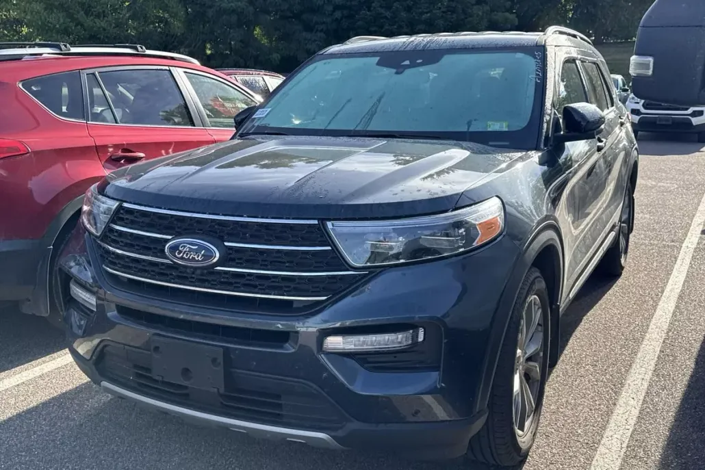 2023 Ford Explorer XLT Sport photo 1
