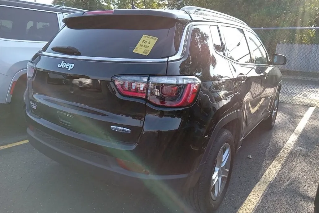 2023 Jeep Compass Latitude photo 1