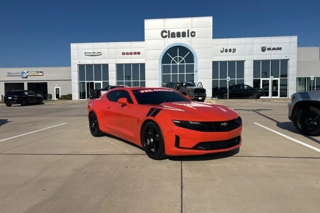 2019 Chevrolet Camaro 1LT photo 1