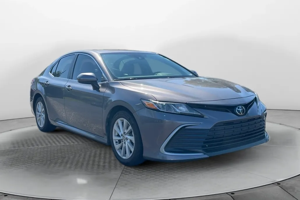 2021 Toyota Camry LE photo 1