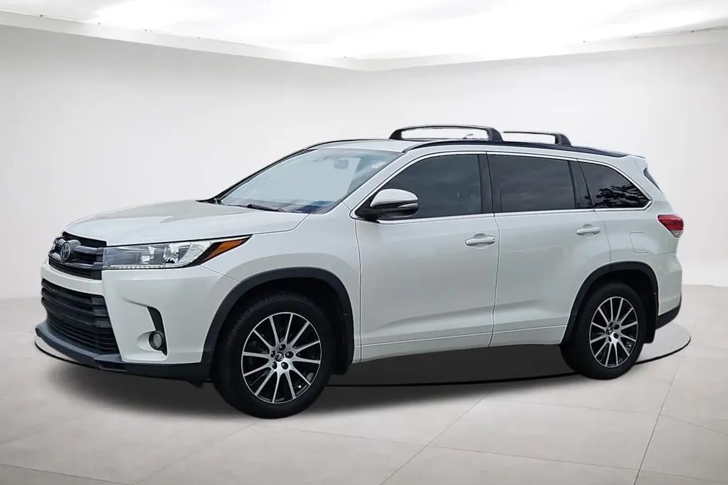 2017 Toyota Highlander SE photo 1