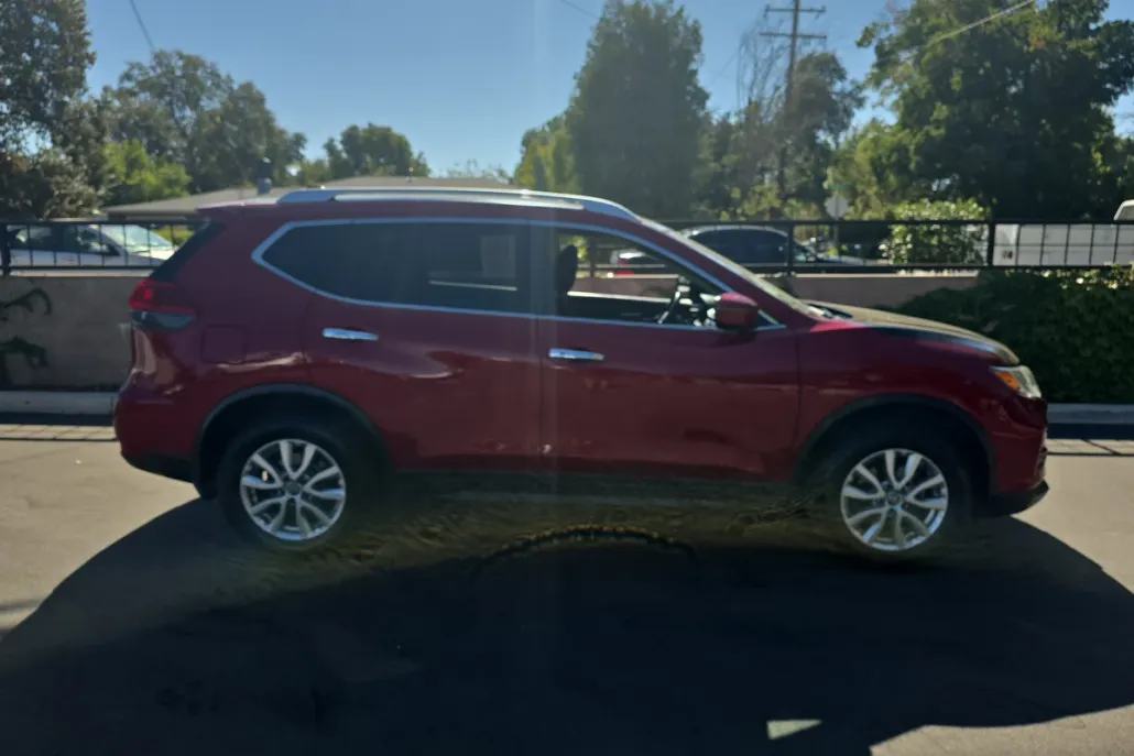 2017 Nissan Rogue SV photo 1