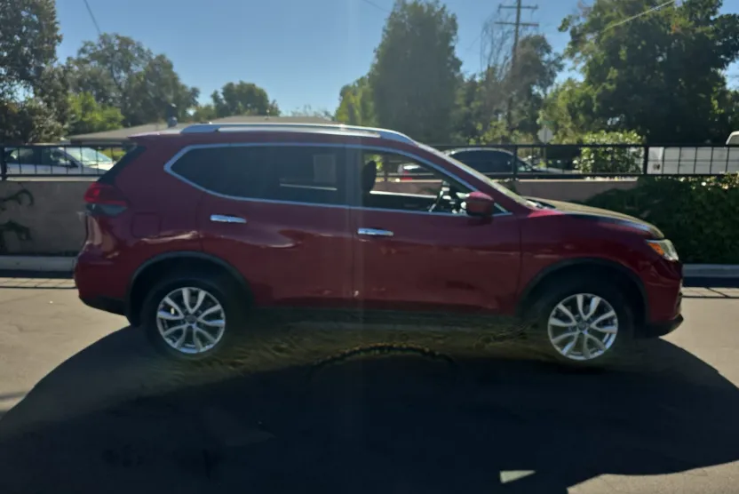 2017 Nissan Rogue SV photo 1