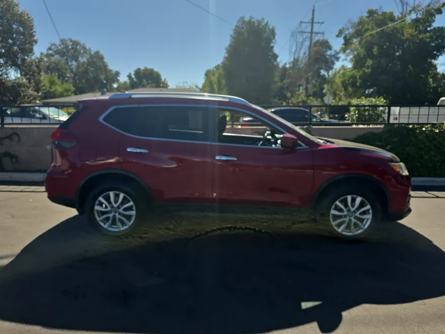 2017 Nissan Rogue SV photo 1