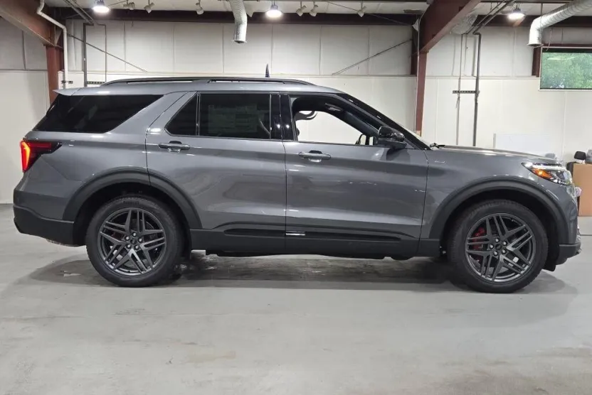 2025 Ford Explorer ST-Line photo 1