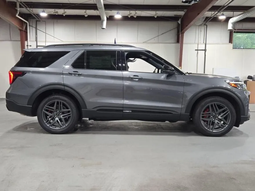 2025 Ford Explorer ST-Line photo 1