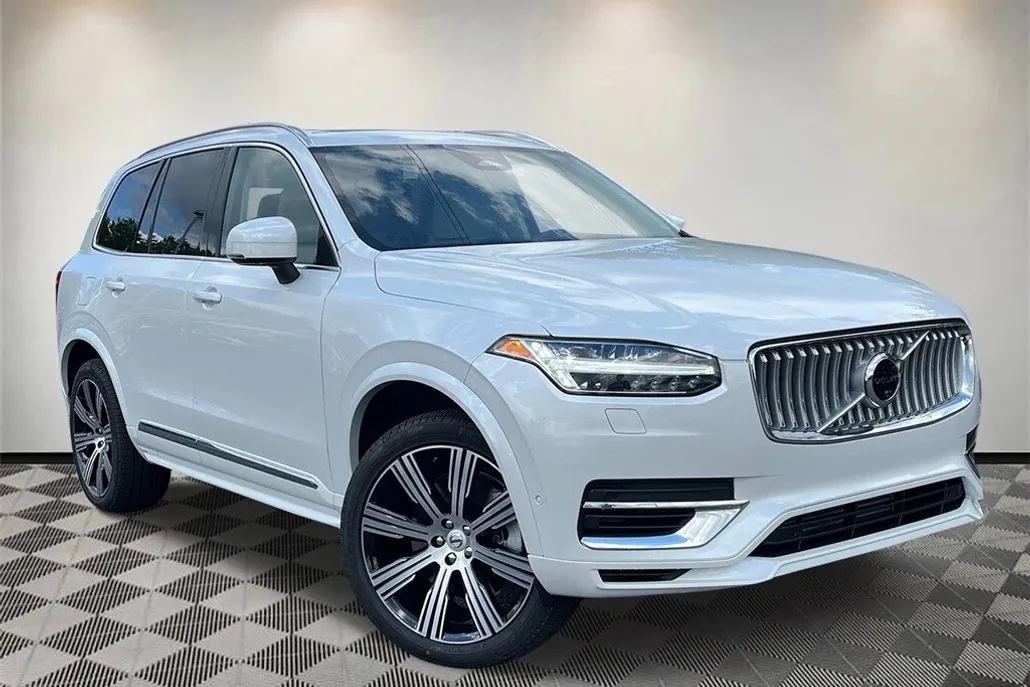 2025 Volvo XC90 T8 Plus photo 1