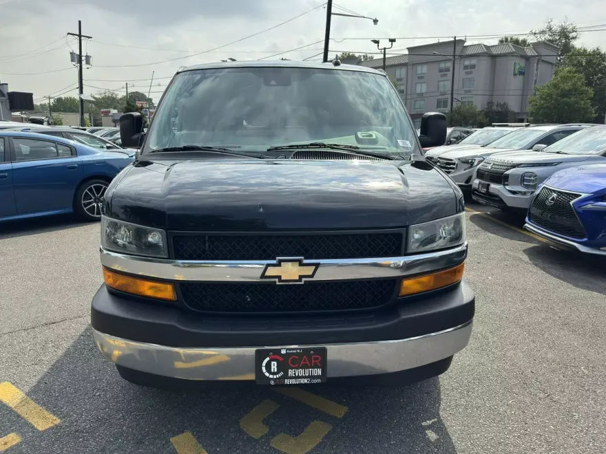 2020 Chevrolet Express Passenger LT 3500 photo 1