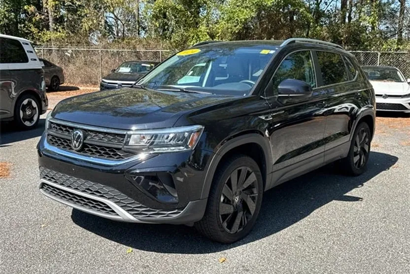 2024 Volkswagen Taos SE photo 1