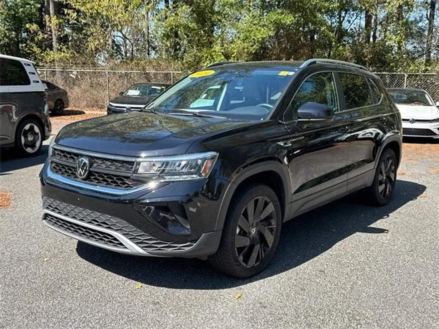 2024 Volkswagen Taos SE photo 1