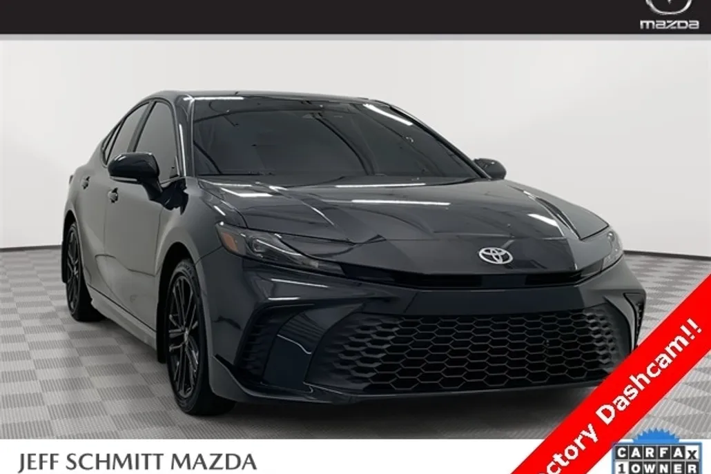 2025 Toyota Camry SE photo 1