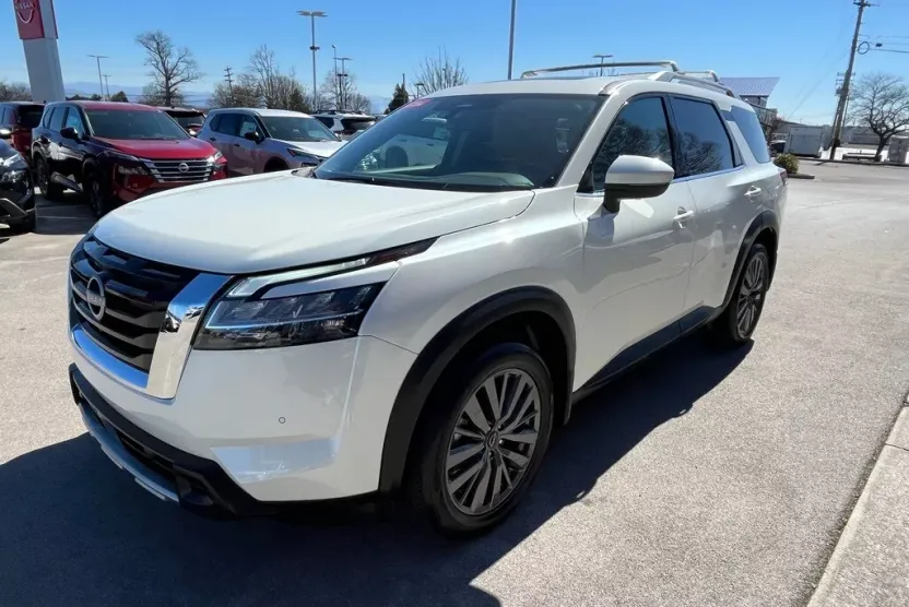 2024 Nissan Pathfinder SL photo 1