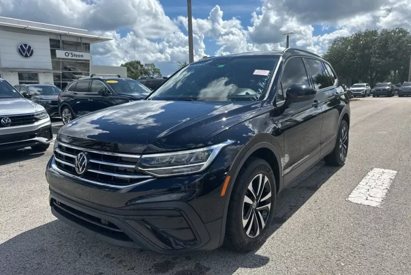 2023 Volkswagen Tiguan S photo 1