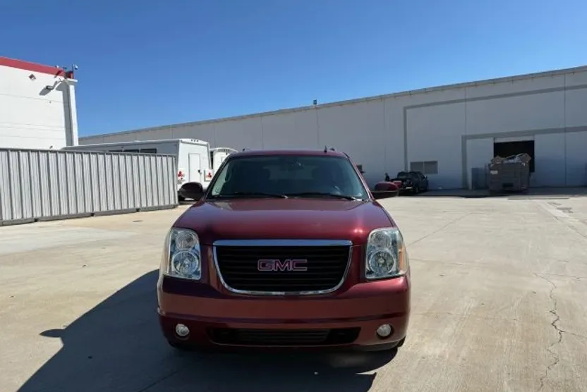 2008 Gmc Yukon SLE photo 1