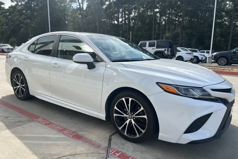 2020 Toyota Camry SE photo 1