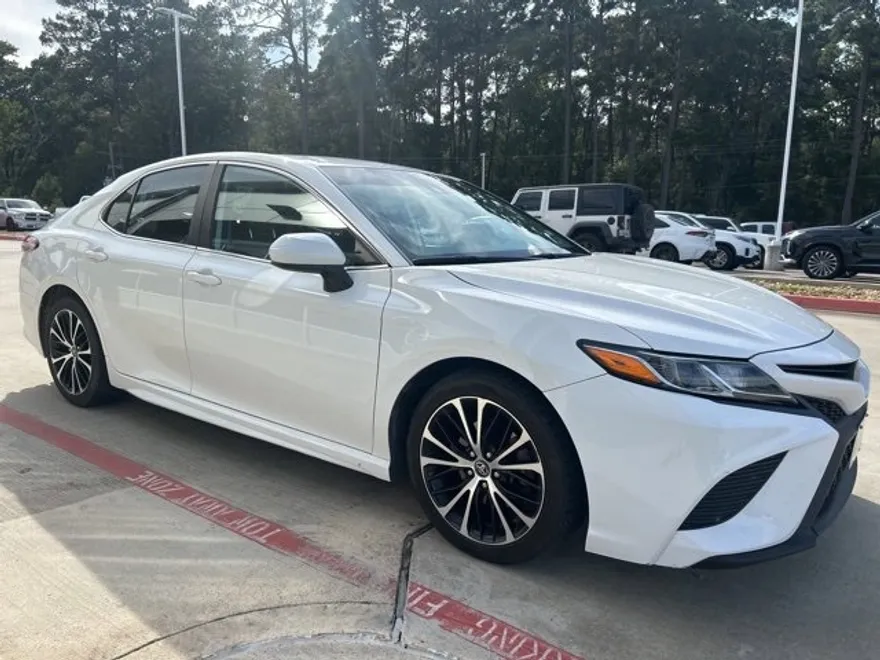 2020 Toyota Camry SE photo 1