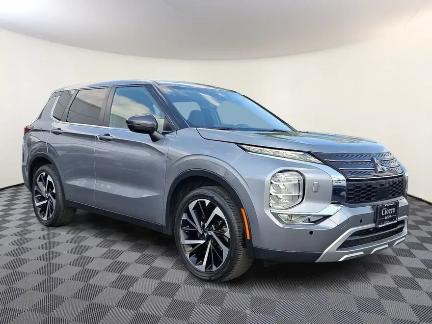 2022 Mitsubishi Outlander SE photo 1