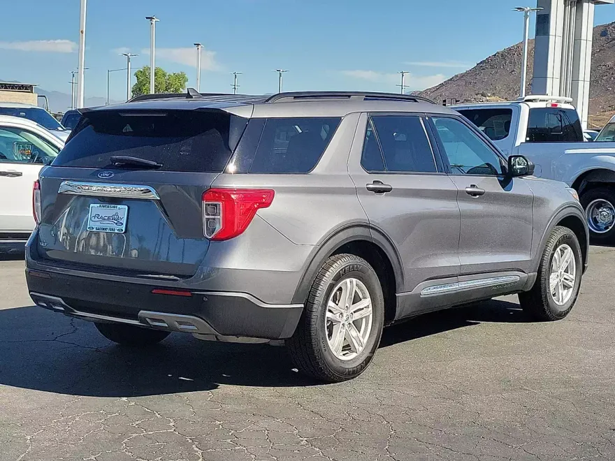2022 Ford Explorer XLT photo 1